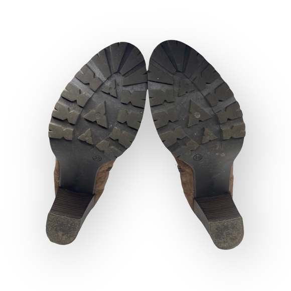 Easy’n Rose  Buckled Lug Sole Heeled Moto Chelsea Boot  Taupe Suede 39 8.5M 9M - Picture 11 of 16